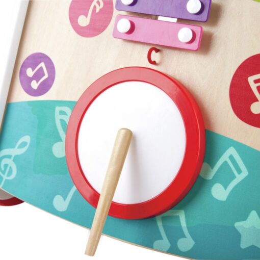 Andador musical de madera de Hape: detalle del tambor con la baqueta y notas musicales pintadas alrededor
