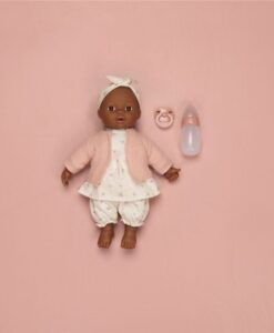 Muñeca bebé Noa de Little Dutch: muñeca tumbada sobre fondo rosa con su chupete y su biberón al lado