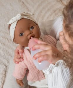 Muñeca bebé Noa de Little Dutch: niña abrazando a la muñeca y dándole el biberón