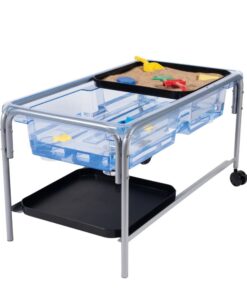 Mesa sensorial de agua y arena Edx: bandeja transparente con tapas y juguetes sobre el soporte metálico con ruedas