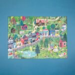 Puzzle de misterio de Londji: puzzle montado: un pueblo con casas, río, parque y muchos personajes