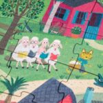 Puzzle de misterio de Londji: detalle de las ovejas en el banco con la casa del tejado azul