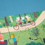 Puzzle de misterio de Londji: detalle de dos ratones en una bicicleta tándem y una urraca