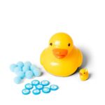 Pato squishy pegajoso Scrunchems: pato amarillo sin decorar con las burbujas, los pompones y el patito mini al lado
