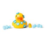 Pato squishy pegajoso Scrunchems: pato amarillo decorado con burbujas azules junto al patito mini y los pompones