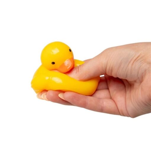 Pato squishy pegajoso Scrunchems: mano apretando el pato amarillo, que se aplasta por la cola