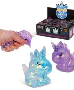 Unicornio squishy Sugar Unicorn: mano apretando un unicornio morado junto a la caja expositora de la gama