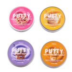 Masilla perfumada de J'adore: las cuatro latas de colores con su aroma de postre escrito en la tapa