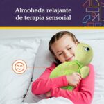 Almohada vibratoria Tortuga: niña dormida en la cama abrazada a la tortuga, almohada relajante de terapia sensorial