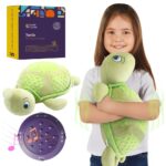 Almohada vibratoria Tortuga: niña abrazando la tortuga verde junto a su caja y el núcleo vibratorio morado