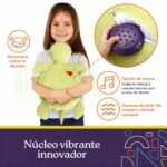 Almohada vibratoria Tortuga: niña abrazando la tortuga para activar la vibración, con opciones de música y latido