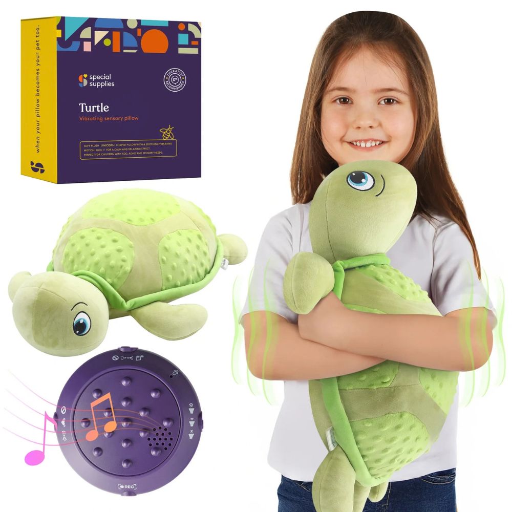 Sensory Vibrating Pillow-Turtle with Music and Voice Recording Almohada vibratoria Tortuga: niña abrazando la tortuga verde junto a su caja y el núcleo vibratorio morado