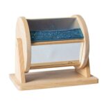 Sensory Roller de Petit Boum: rodillo de madera sobre su base con la cara de purpurina y la de espejo