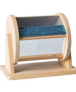 Sensory Roller de Petit Boum: rodillo de madera sobre su base con la cara de purpurina y la de espejo