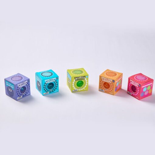 Spiky Orb de J'adore: las cinco cajas de colores de la gama alineadas sobre fondo blanco
