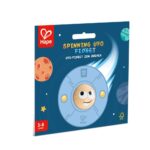 Spinning UFO Fidget de Hape: blíster azul de Hape con el ovni dentro, el sello FSC y la edad de 3 a 8 años