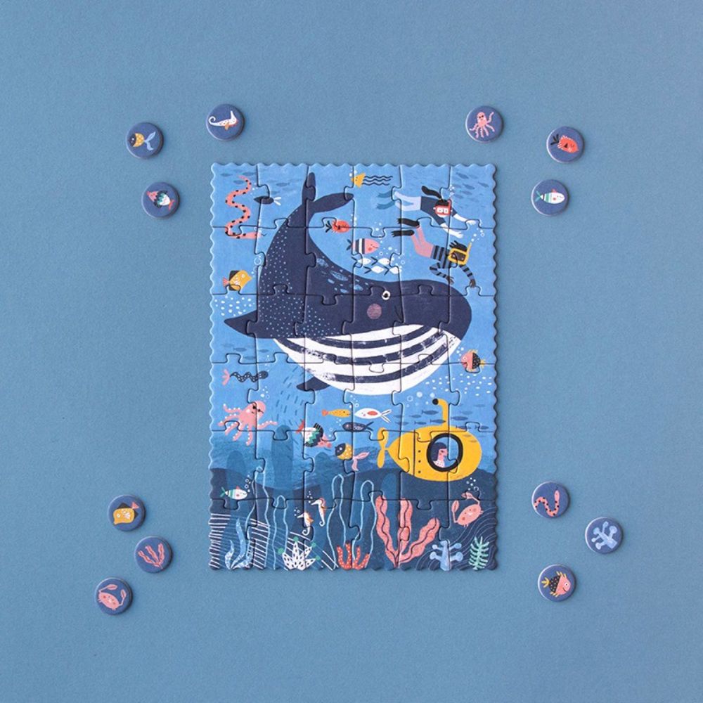Tiny Puzzle - Ocean 10 Puzzle del océano Tiny Puzzle Ocean: puzzle montado de la ballena azul con las fichas de observación alrededor