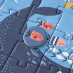 Puzzle del océano Tiny Puzzle Ocean: detalle de una ficha con un pez rayado sobre la ballena