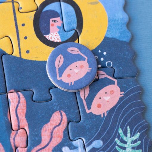 Puzzle del océano Tiny Puzzle Ocean: detalle de una ficha con un cangrejo sobre el submarino del puzzle
