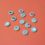 Puzzle de unicornio Tiny Puzzle Unicorn: las doce fichas redondas de observación sueltas sobre la mesa