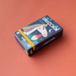 Puzzle de unicornio Tiny Puzzle Unicorn: caja pequeña vista en ángulo con el unicornio dibujado