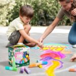 Tizas lavables RAINBOW de Jarmelo: niño y adulto pintando un arcoíris en el suelo