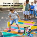 Tizas lavables RAINBOW de Jarmelo: niños saltando a la rayuela pintada con las tizas