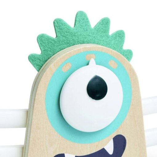 Báscula matemática Monstruosa de Hape: detalle de la cara del monstruo de madera con su gran ojo y cresta de fieltro