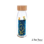 Botella sensorial El Principito de Petit Boum: botella con tapón de madera, líquido azul, estrellas y figuras