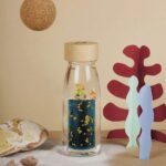 Botella sensorial El Principito de Petit Boum: botella sobre una mesa con decoración de papel