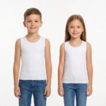 Camiseta de compresión sensorial: niño y niña de pie con la camiseta blanca sin mangas y vaqueros