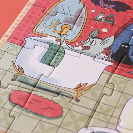Puzzle Enchanted de Londji: detalle del baño con un monstruo en la bañera y un espejo