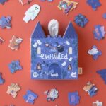 Puzzle Enchanted de Londji: caja con forma de castillo y un fantasma de tela asomando, con piezas alrededor