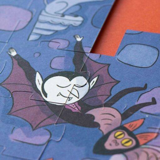 Puzzle Enchanted de Londji: detalle de un vampiro volando con murciélagos, que brilla en la oscuridad