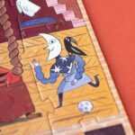 Puzzle Enchanted de Londji: detalle de un personaje con cara de luna y un cuervo en una habitación