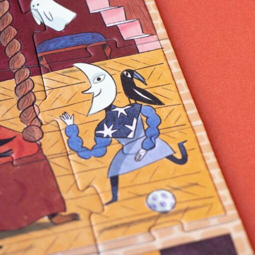 Puzzle Enchanted de Londji: detalle de un personaje con cara de luna y un cuervo en una habitación