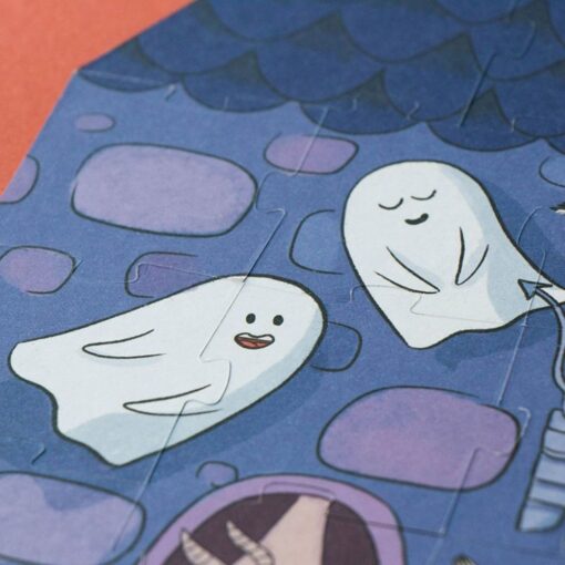 Puzzle Enchanted de Londji: detalle de dos fantasmas sonrientes sobre un muro de piedra azul