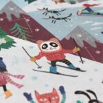 Puzzle reversible de montaña de Londji: detalle de un mapache esquiando con gorro y bufanda