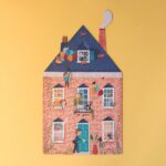 Puzzle Welcome to my home: cara exterior montada: la fachada de ladrillo con balcones y tejado azul