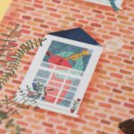 Puzzle Welcome to my home: detalle de una ventana con flores en la fachada de ladrillo