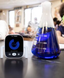 Time Timer Element: temporizador sobre la mesa de un aula de ciencias junto a un matraz con líquido azul