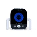 Time Timer Element: temporizador blanco de pie sobre sus brazos con el disco azul y la pantalla en 2 minutos