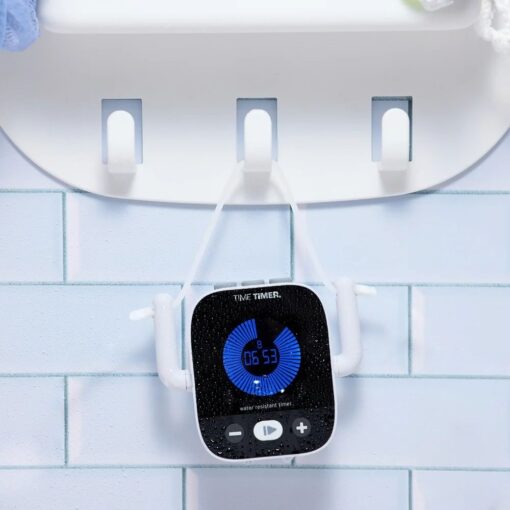 Time Timer Element: temporizador colgado de un perchero con su cordón en la pared de azulejos del baño