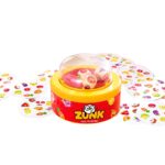 Zunk de Hape, juego de rapidez: cúpula roja y amarilla con los dados dentro y las cartas de frutas alrededor