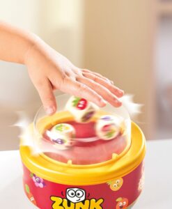 Zunk de Hape, juego de rapidez: mano pulsando la cúpula mientras los dados de frutas giran dentro